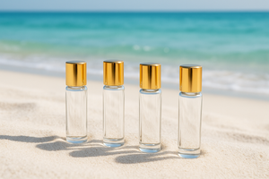 flacon d'echantillons de parfums avec un fond de plage d'été sable blanc 